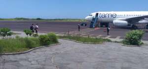 El traslado de personas desde el aeropuerto de Baltra hacia el continente se ha realizado en vuelos humanitarios.