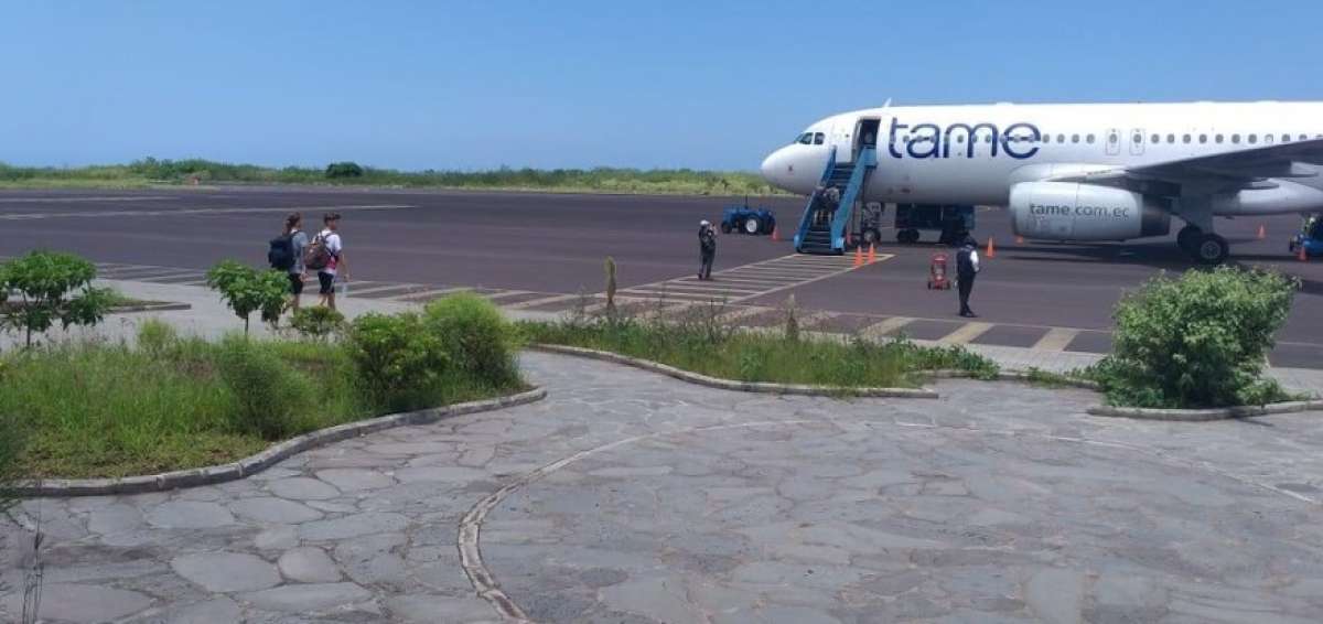 El traslado de personas desde el aeropuerto de Baltra hacia el continente se ha realizado en vuelos humanitarios.
