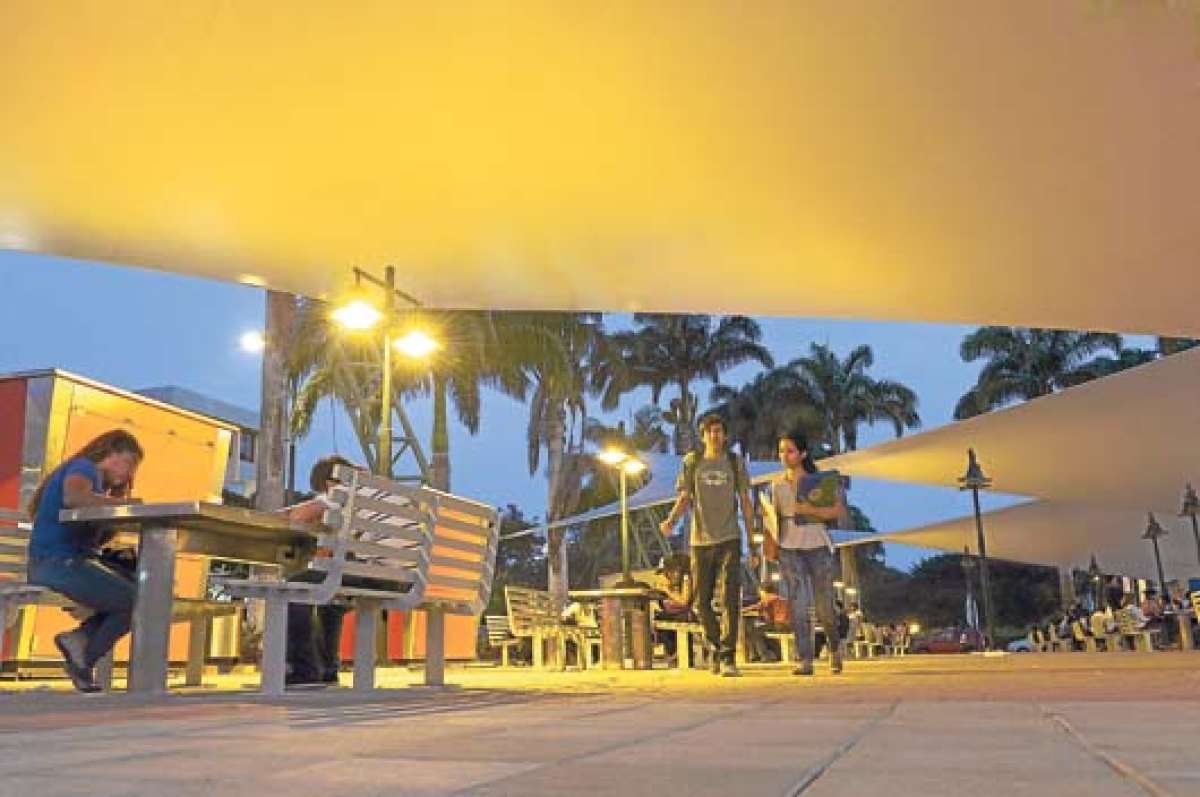 Los estudiantes de las 18 facultades de la Universidad de Guayaquil cuentan con una Plaza de Integraci&oacute;n y Bienestar para las actividades fuera de clases. Foto: Jos&eacute; Mor&aacute;n / El Tel&eacute;grafo