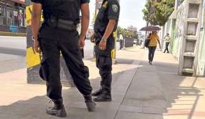 Cuatro polic&iacute;as municipales hacen guardia en la Avenida Carlos Julio Arosemena para impedir el trabajo aut&oacute;nomo en Guayaquil. Foto: Miguel Castro / El Tel&eacute;grafo