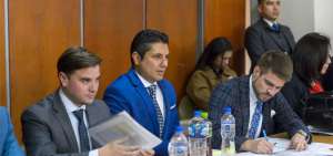 Fernando Balda (centro) estuvo presente en la audiencia realizada ayer y anunci&oacute; que solicitar&aacute; ser acusador particular del expresidente Rafael Correa.