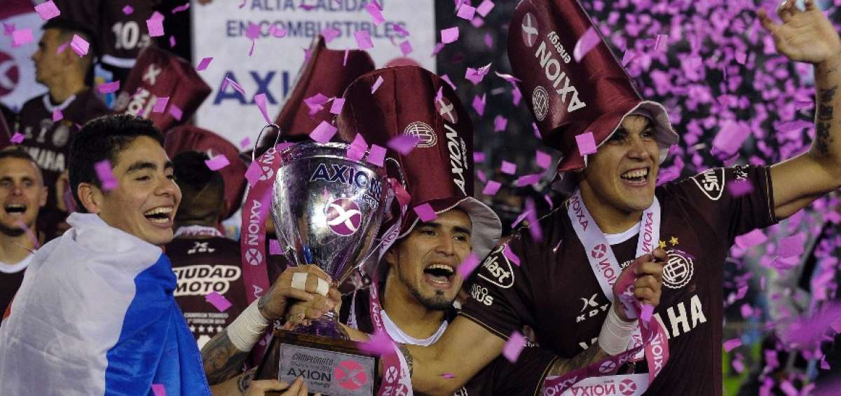 Los jugadores de Lan&uacute;s dieron la vuelta ol&iacute;mpica en el estadio Monumental de River Plate ante unos 40.000 espectadores.