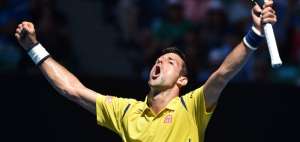 Djokovic se impone a Simon en cinco sets y pasa a cuartos en Australia