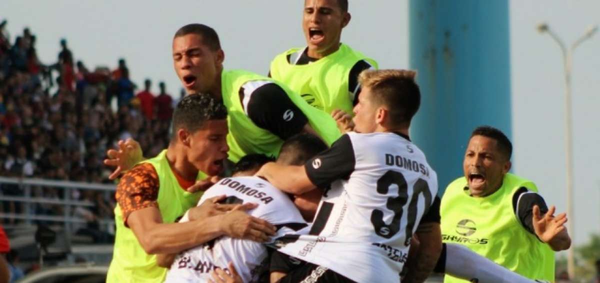 Zamora alza el trofeo de campe&oacute;n del f&uacute;tbol venezolano por tercera vez
