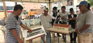 Leiberg Mac&iacute;as (i) muestra a ciudadanos de Tarqui la maqueta de c&oacute;mo ser&aacute; la iglesia, cuya obra de reconstrucci&oacute;n se inici&oacute; el jueves pasado.