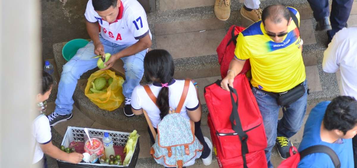  Los vendedores de frutas verdes, generalmente, se ubican en la calle con los productos a la intemperie. La sal, la pimienta y el jugo de lim&oacute;n no faltan entre los condimentos adicionales que est&aacute;n disponibles.