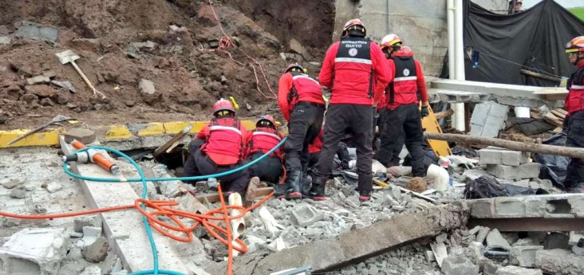 Colapso de muro en Quito dej&oacute; un muerto y 3 heridos
