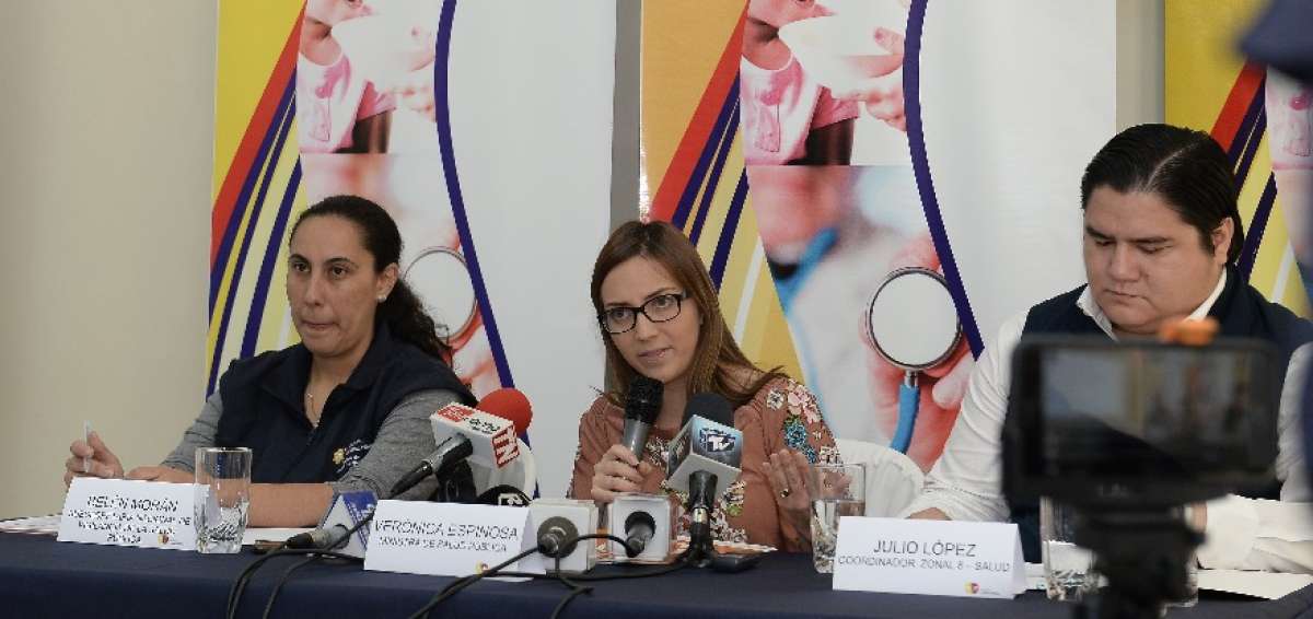 La ministra de Salud, Ver&oacute;nica Espinosa, durante una rueda de prensa. 
