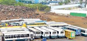 Los buses viejos se acumulan en un patio para su chatarrizaci&oacute;n, justo detr&aacute;s de la estaci&oacute;n de la metrov&iacute;a del Guasmo, en el sur de Guayaquil. Foto: Miguel Castro / El Tel&eacute;grafo