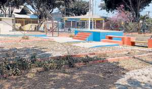 En este sector de entretenimiento, en el sur, donde hab&iacute;a plantas queda maleza. Los vecinos dicen que el descuido, cerca de un centro municipal, lleva un a&ntilde;o. Foto: Jos&eacute; Mor&aacute;n / El Tel&eacute;grafo.