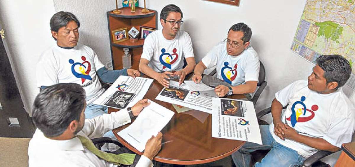 En el octavo piso de la oficina de Brigmag Consultores, al centro de Quito, se re&uacute;nen cada 15 d&iacute;as los miembros de la organizaci&oacute;n. Foto: Jhon Guevara/ El Tel&eacute;grafo