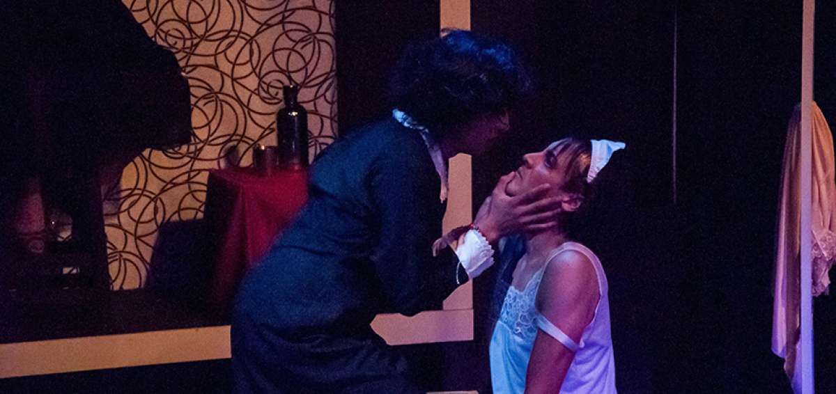 Los actores Johnny Hidalgo (Clara) y Jc Camacho (Solange) interpretan  a las criadas en una nueva adaptaci&oacute;n dirigida por Daniela S&aacute;nchez B.