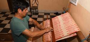 Sergio Ulloa ha preservado la confecci&oacute;n de macanas, como se conocen los pa&ntilde;os que utiliza la chola cuencana y que la caracterizan.