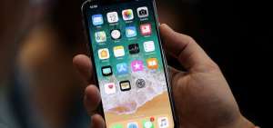 Los expertos apuntan que el iPhoneX incluye componentes caros que podr&iacute;an agotarse, como la pantalla OLED, lo que lleva a Apple a aceptar comprarlas a un alto precio para evitar malas sorpresas.
