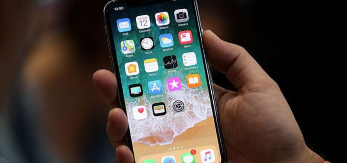 Los expertos apuntan que el iPhoneX incluye componentes caros que podr&iacute;an agotarse, como la pantalla OLED, lo que lleva a Apple a aceptar comprarlas a un alto precio para evitar malas sorpresas.