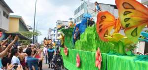 Machala inicia sus fiestas con colorido preg&oacute;n