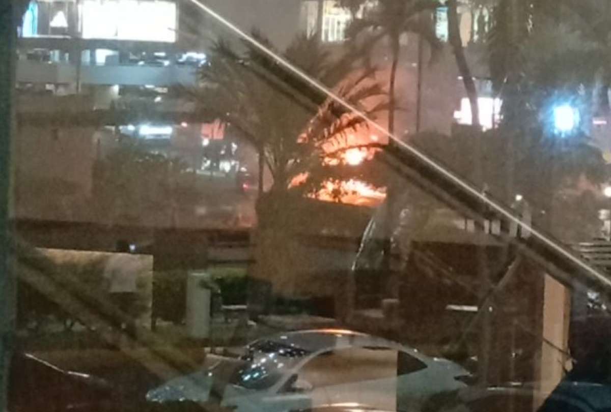 Vehículo en llamas frente al Mall del Sol, en el norte de Guayaquil.