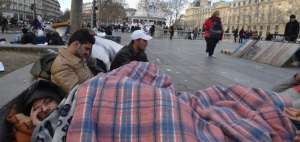 Migrantes afganos han acampan en una plaza en Par&iacute;s. 