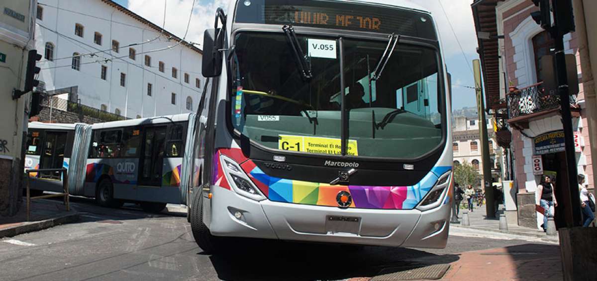 Al girar desde la calle Flores hacia la Mej&iacute;a, las unidades deben abrirse al m&aacute;ximo e incluso invaden la acera.