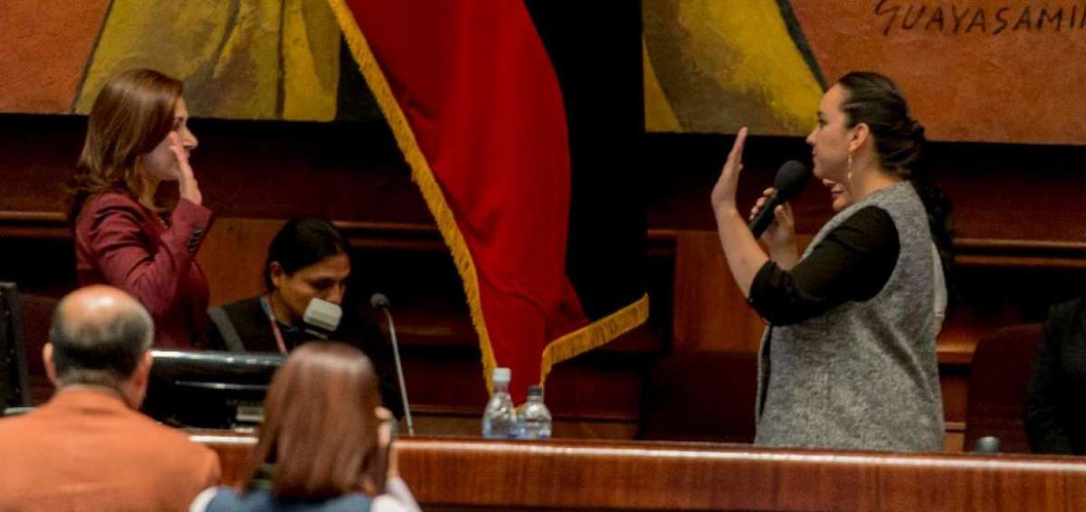 La presidenta del Legislativo, Gabriela Rivadeneira, tom&oacute; juramento a las autoridades.