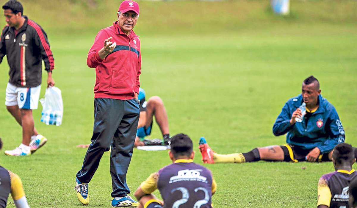El entrenador Octavio Zambrano (centro) da indicaciones a los futbolistas durante un entrenamiento de El Nacional en el complejo de Tumbaco. Foto: Marco Salgado.
