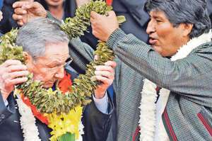 Los presidentes de Cuba, Ra&uacute;l Castro, y de Bolivia, Evo Morales asistieron a la ceremonia de inauguraci&oacute;n. Foto: AFP