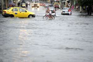 Las lluvias anegaron varias calles de Guayaquil. Foto: Karly Torres/El Tel&eacute;grafo