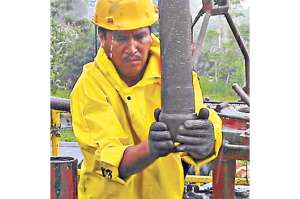 Arabia Saudita sugiere no recortar producci&oacute;n petrolera