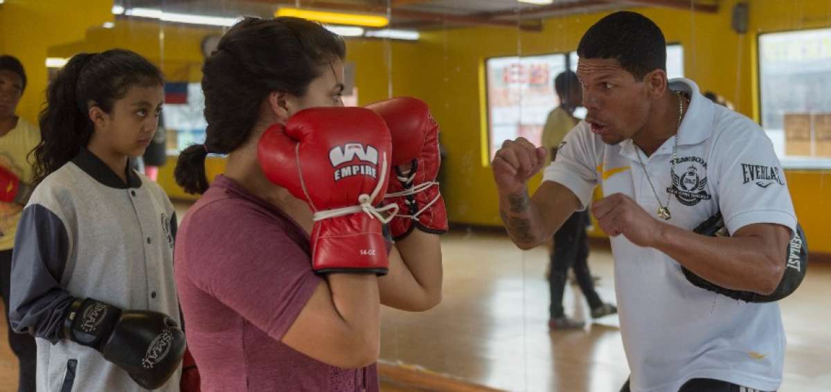 Humberto Sosa ense&ntilde;a aplicaciones de golpes y desplazamientos a Paula Cisneros (izq.) y Sof&iacute;a  Andrade, quienes desean incursionar en la actividad de competencia.