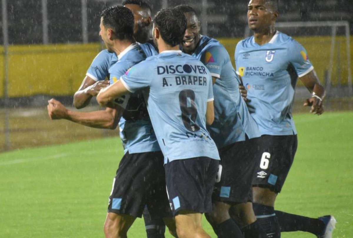 Los jugadores de Universidad Católica festejan el gol de Facundo Martínez. 