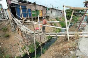 Las familias que viven en Nueva Prosperina conviven con una corriente de agua que  aumenta durante la &eacute;poca de lluvias. y el caudal es lo suficientemente fuerte como para derrumbar casas, como ocurri&oacute; en marzo de 2013. Foto: William Orellana | El Tel&eacute;gra