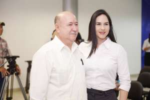 Pedrto Dimas Loor y su hija Sara Jane Loor Rodr&iacute;guez, durante el acto de cambio de apellido en Guayaquil. Foto: Karly Torres / El Tel&eacute;grafo
