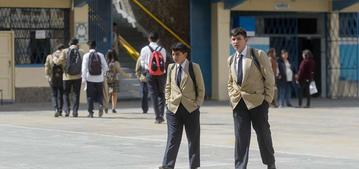 En el colegio Don Bosco, ubicado en el centro de Quito, los estudiantes consultan sobre las calificaciones obtenidas en los ex&aacute;menes supletorios.