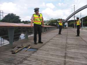 Polic&iacute;as muestran el hueco que tuvieron que realizar para ejecutar el rescate de los empleados de la empresa de limpieza. 