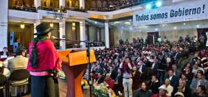 Adem&aacute;s de autoridades provinciales, en el Teatro Lalama estuvieron representantes de comunidades ind&iacute;genas.