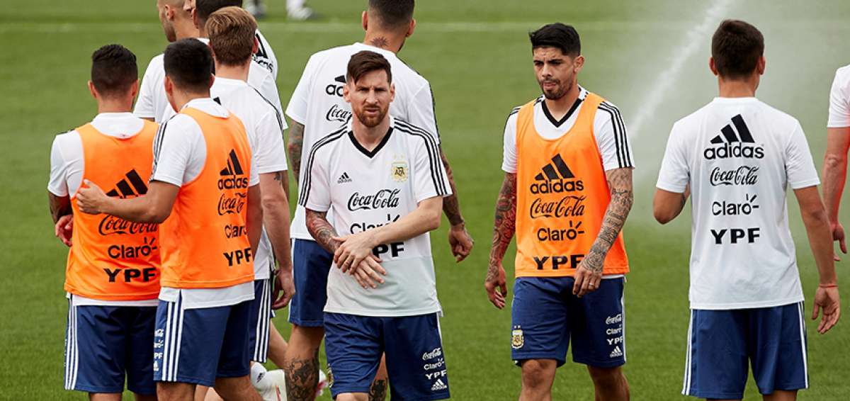 Messi, Banega y el resto de la plantilla de la selecci&oacute;n argentina que entrena en la Ciudad Deportiva Joan Gamper del FC Barcelona.