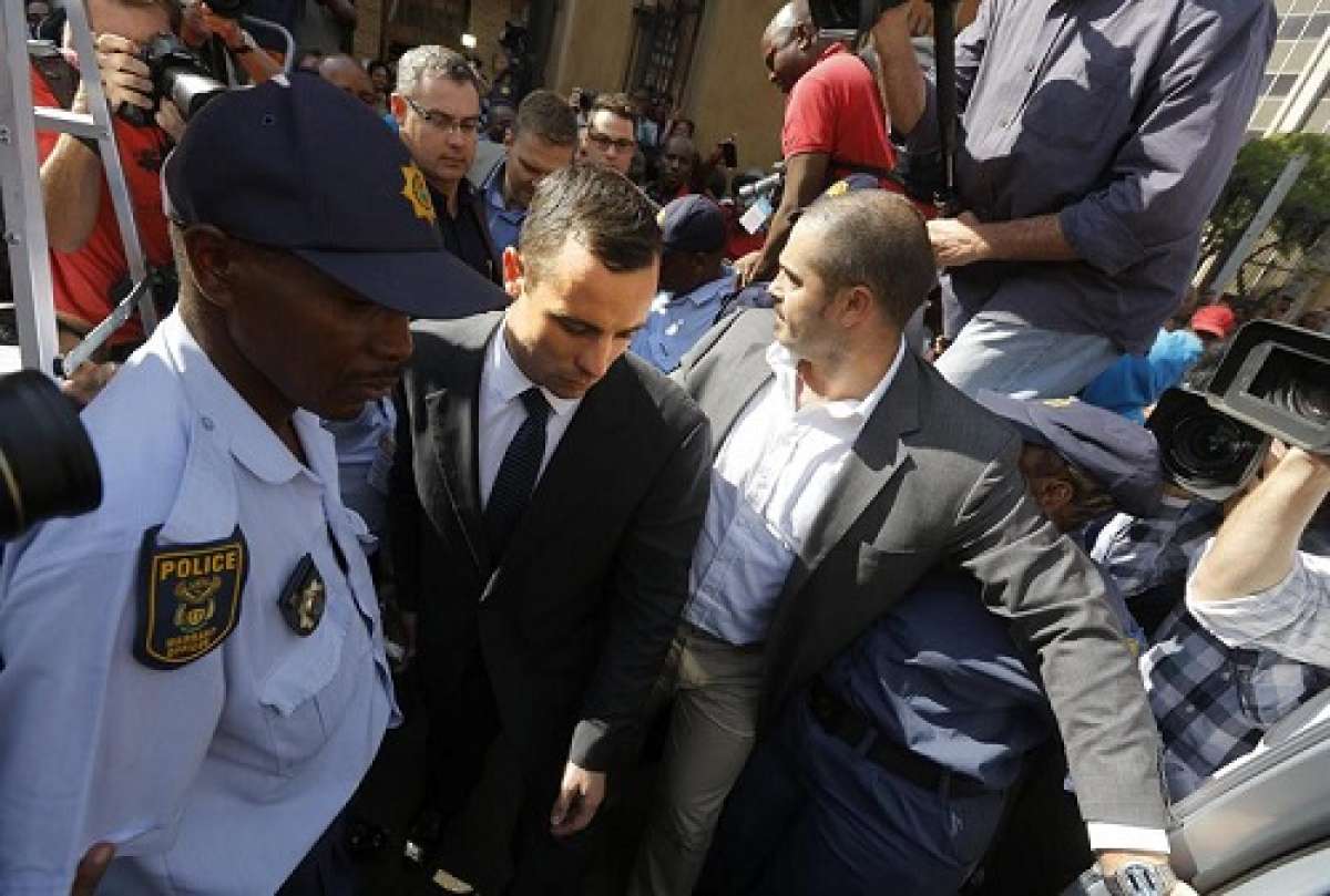 El atleta paral&iacute;mpico Oscar Pistorius (c), abandona el Tribunal Superior de Pretoria (Sud&aacute;frica). Foto: EFE