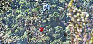 Aeronaves de la Polic&iacute;a y las FF.AA. cooperan en el combate de incendios forestales en Quito.