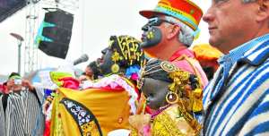 Luciendo coloridos trajes y un llamativo maquillaje, los personajes de la Mama Negra estuvieron ayer en la caminata. Silvia Osorio / El Tel&eacute;grafo