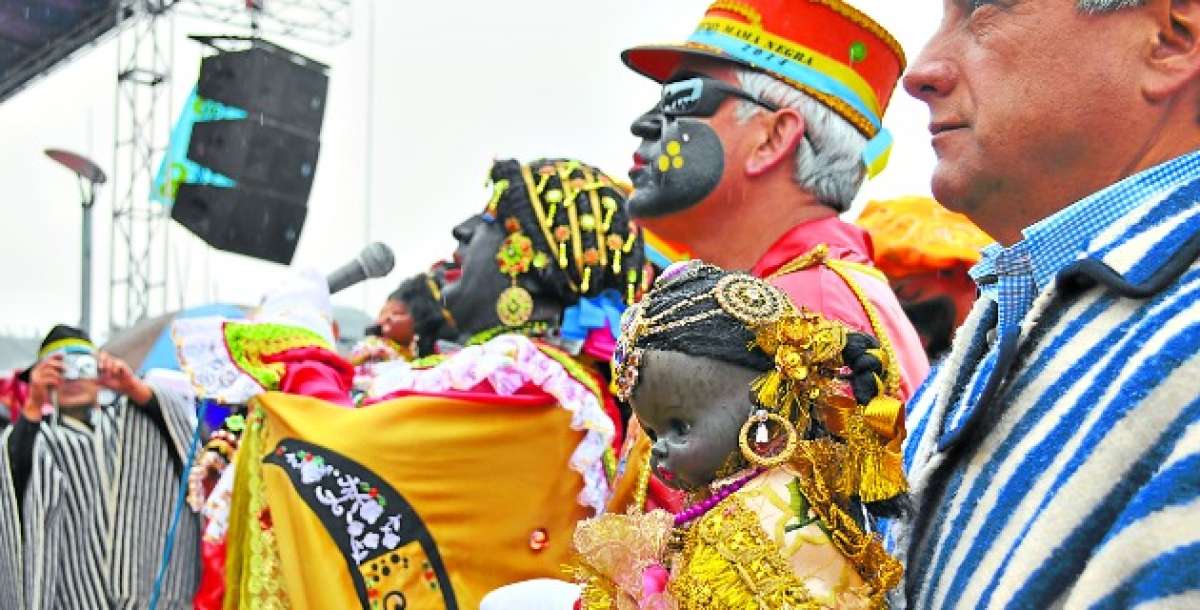 Luciendo coloridos trajes y un llamativo maquillaje, los personajes de la Mama Negra estuvieron ayer en la caminata. Silvia Osorio / El Tel&eacute;grafo