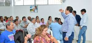Enrique Centeno, dirigente de CREO, dialoga con miembros de los comit&eacute;s barriales.