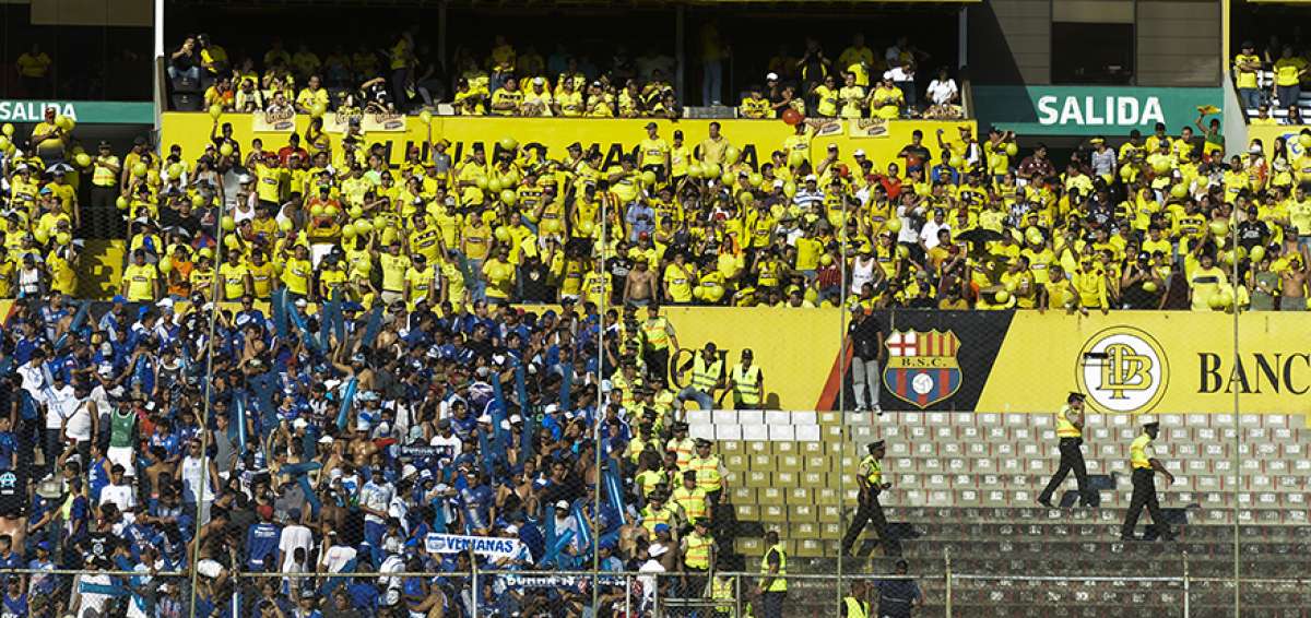 En el Cl&aacute;sico del 15 de mayo de 2016, la hinchada de Emelec ingres&oacute; al estadio Monumental.   