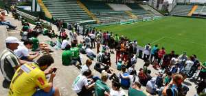 Los aficionados del Chapecoense se reunieron en las gradas del estadio despu&eacute;s de conocer la tr&aacute;gica noticia. En ese mismo lugar se iban a juntar para ver la final de ida de la Sudamericana que deb&iacute;a disputarse hoy en Medell&iacute;n.