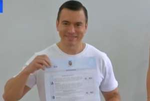 Presidente Noboa vota en referéndum