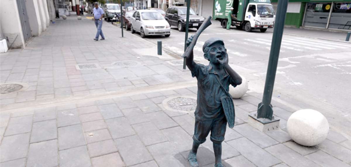 El Municipio de GuaEn las redes sociales se mantienen cr&iacute;ticas a la obra que muestra a un ni&ntilde;o trabajador. Foto: Karly Torres / El Tel&eacute;grafo.