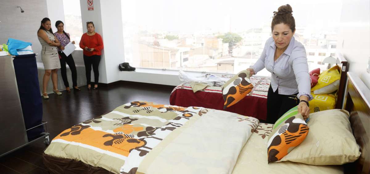 Luz Garrido (der.) trabaja 15 a&ntilde;os como camarera en hoteles. Personal del ITSVR evalu&oacute; sus habilidades para definir si le entregaban el documento.
