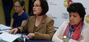 La ministra de Salud, Margarita Guevara (c), durante la rueda de prensa.