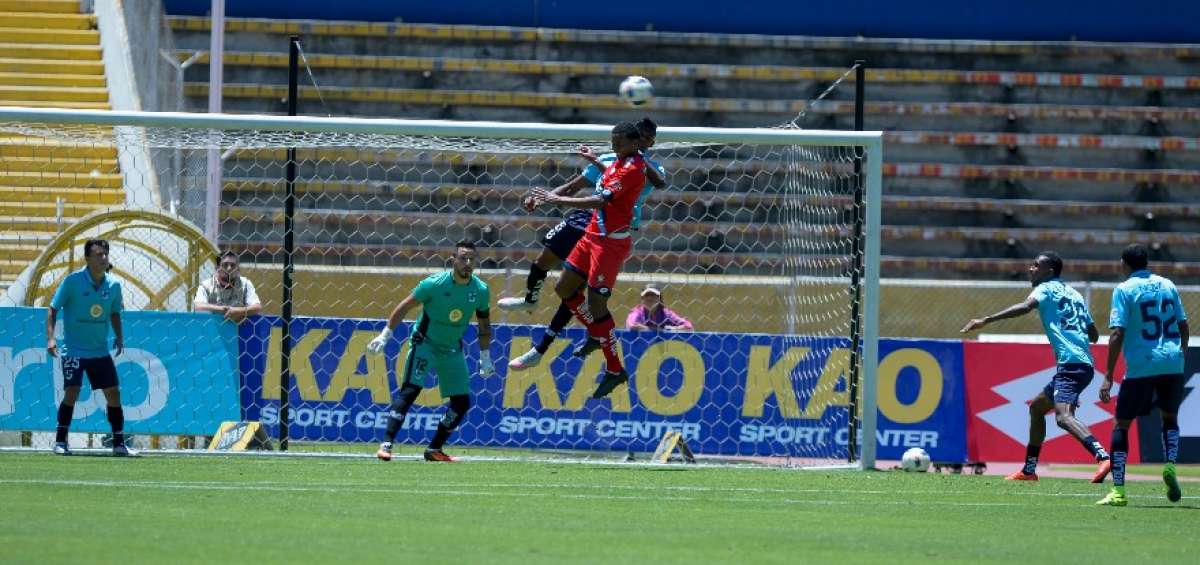 Robert Arboleda, de Cat&oacute;lica, le gana la pelota a Michael Estrada (rojo), durante uno de los ataques del &lsquo;bitri&rsquo;.