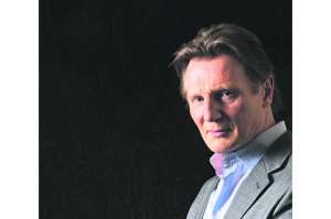 Liam Neeson saca provecho de sus &uacute;ltimos roles (Videos)