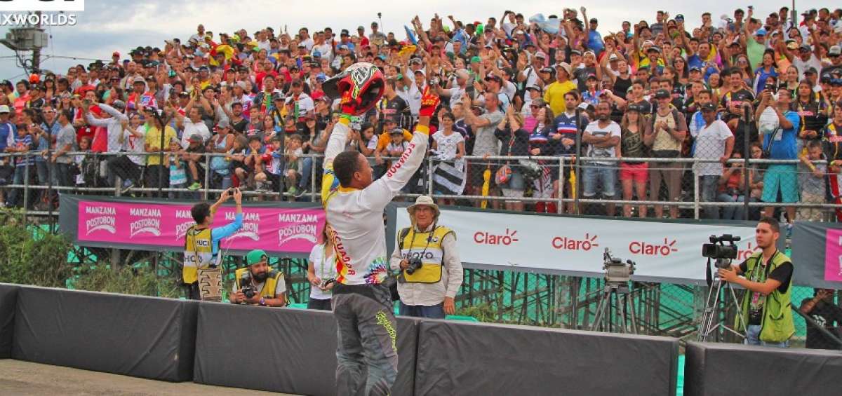 Luis Pretel saluda al p&uacute;blico en la pista challenger &lsquo;Antonio Rold&aacute;n Betancourt&rsquo;, de la ciudad de Medell&iacute;n, tras conseguir el primer puesto. 